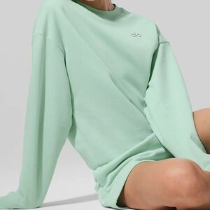 Alo Yoga Accolade Crew Neck in Spearmint